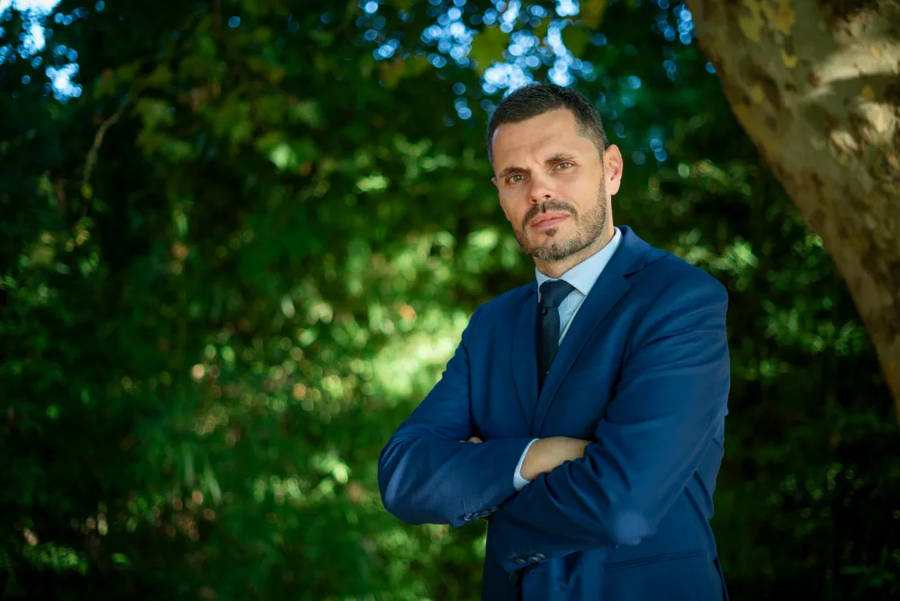 Iván Muñoz Flores en el despacho de MF Advocats